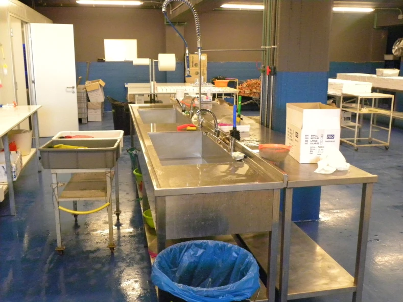 ADECUACION E EQUIPAMENTO DE INFRAESTRUCTURAS POR NOVA ACTIVIDADE NAS MESMAS