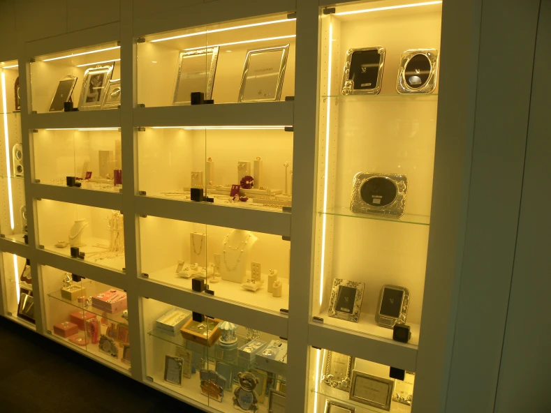 MODERNIZACION E AMPLIACION DE EQUIPAMENTO DE LOCAL DESTINADO A JOYERIA