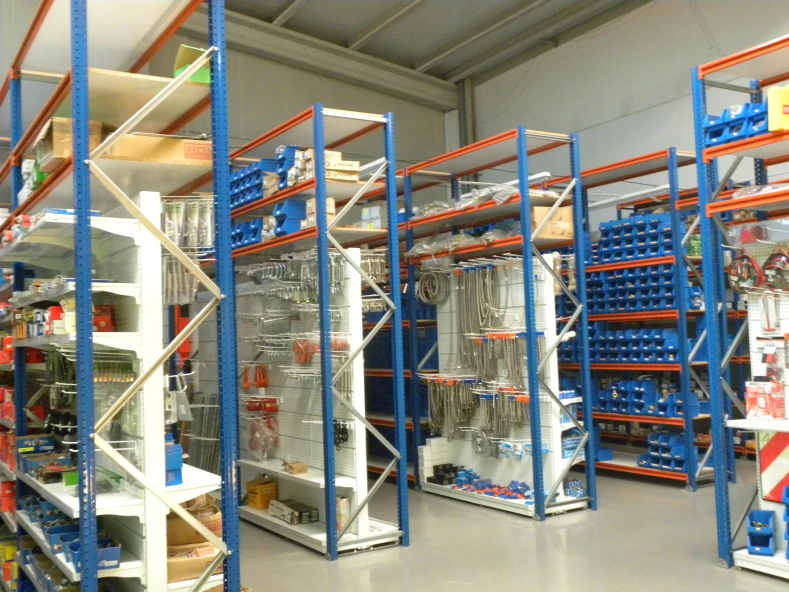 ACONDICIONAMENTO TENDA MEDIANTE INSTALACION DE CAMARAS, PAXINA WEB E ESTANTERIAS