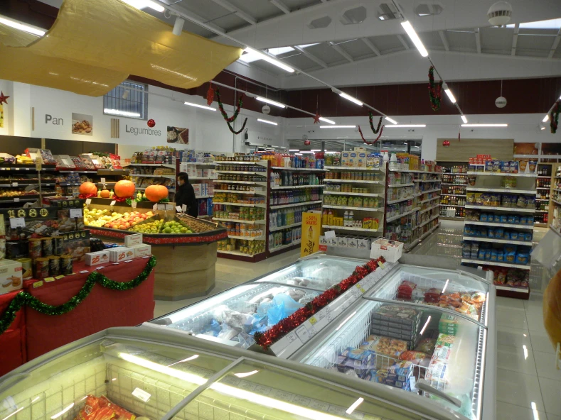 Apertura dunha tenda de alimentacion na Silva 