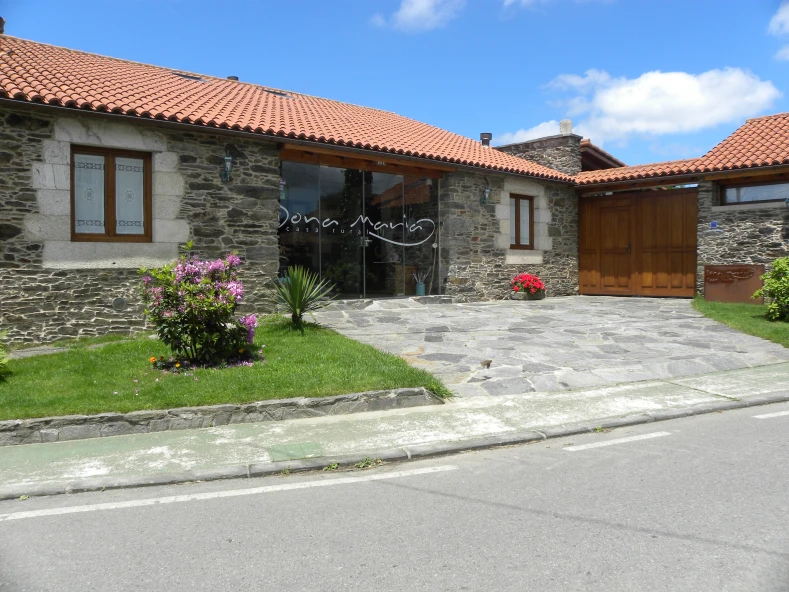 Acondicionamento do entorno e oferta complementaria recreativa en casa de turismo rural.