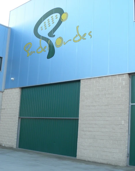 Rehabilitacion e equipamento dun local destinado para a practica do padel.