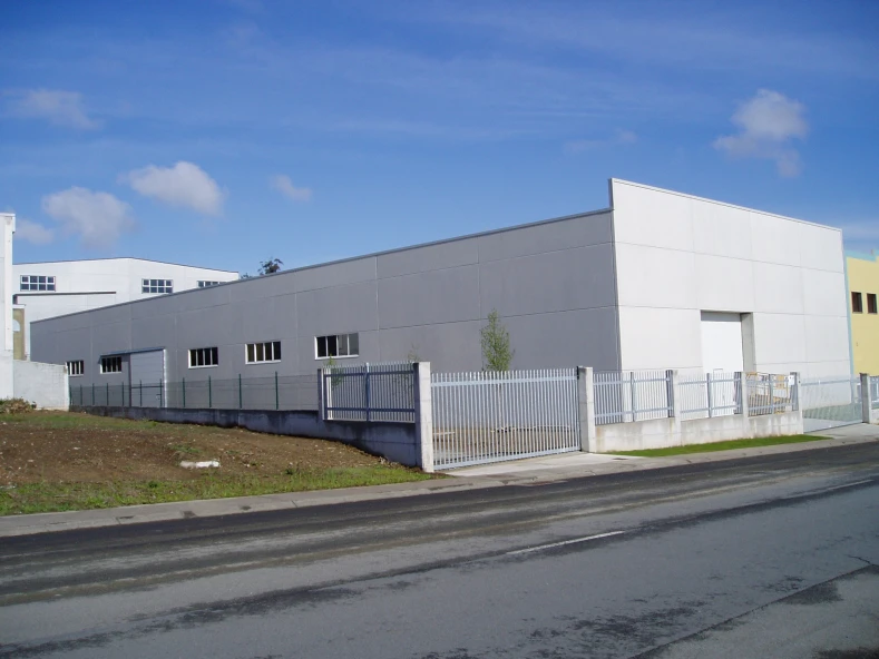 Ampliacion de empresa de aislamentos e condutos mediante a construción de nave.