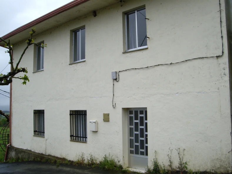 Rehabilitacion e equipamento do local social de Lesta.