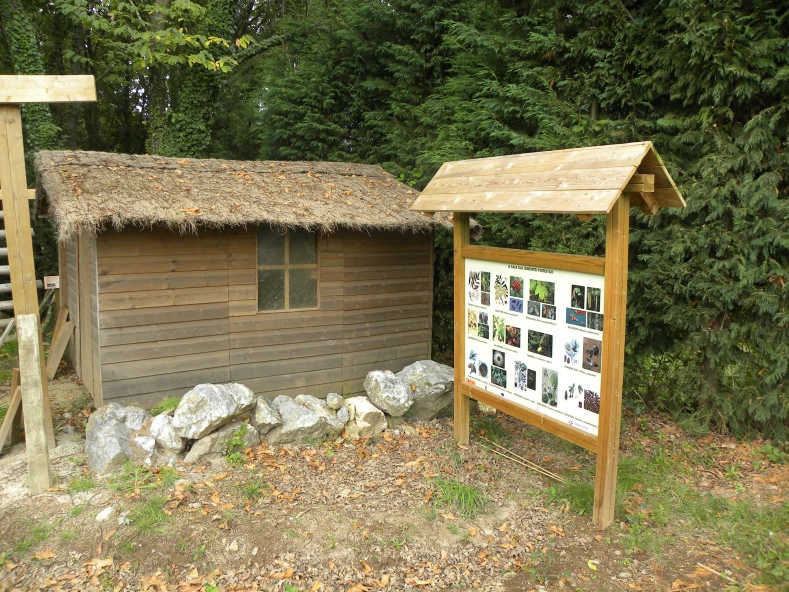 Creacion dunha liña de produccion de xogos tradicionais e unha aula de interpretacion dos traballos forestais.